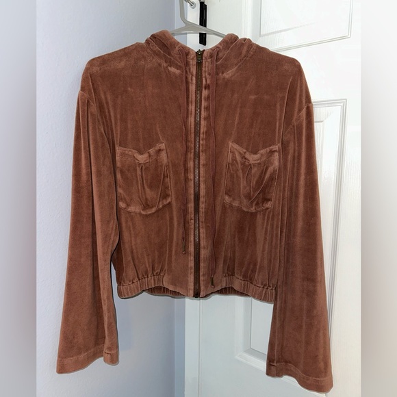Brown cropped jacket. Feels like velvet/has pockets + hoodie. Flared sleeves - Picture 5 of 5